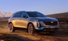 Cadillac XT5 сменил поколение: внешность в фирменном стиле и большое табло в салоне