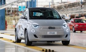 Fiat поставил производство 500e на паузу и приблизил дату возвращения бензиновой версии