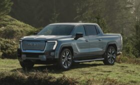 Большой пикап GMC Sierra EV Denali стал дешевле к 2025 модельному году