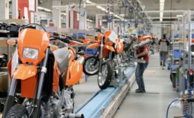 Компания KTM находится на грани банкротства и останавливает производство