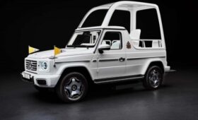 Электрический Mercedes-Benz G-класса стал папамобилем