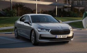 Лифтбеку Skoda Superb добавят полноценную гибридную версию