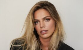 Из примерочной: Юлия Ефимова показала женственную фигуру, выбирая купальник