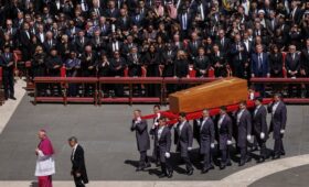 Ватикан посадил Зеленского в первом ряду в нарушение протокола