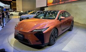 Новый седан Lexus ES: гибрид или электрокар и два варианта оформления салона