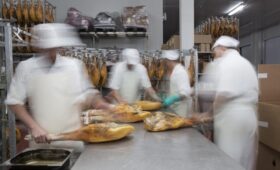 Суды отменили штраф «Аэрофлоту» за ввоз 4 кг хамона из ЕС