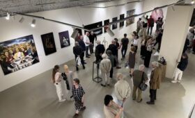Ультрахромная «Тайная вечеря» под Луной собрала созвездие мэтров