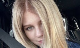 Беременная Трусова рассекретила содержимое своей дорогой брендовой сумки