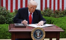 Франция предрекла беспорядок в экономике США из-за одного увольнения