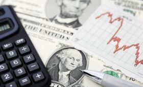 ЦБ сообщил, как курс доллара начал неделю