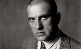 Нейросеть “дописала” биографию Владимира Маяковского: что было после роковой гибели поэта