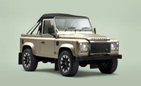 Классический Defender с V8 и мягким верхом теперь доступен и в заводском исполнении