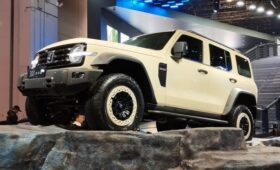 Tank 300 с двумя мостами и собственный двигатель V8