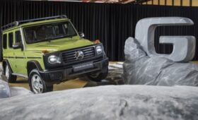 Mercedes-Benz G-класса примерил стиль восьмидесятых