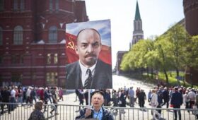 Отец революции Ленин жил, жив и будет жить в России и везде