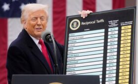 Стало известно, кто уговорил Трампа отложить повышение пошлин на 90 дней