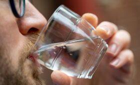 Терапевт рассказала, можно ли пить воду вечером и перед сном