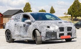 Новый Renault Clio снова попался фотошпионам: теперь и салон