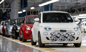 Новый бензиновый Fiat 500 показался на первых фотографиях: много «лошадок» не ждите