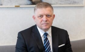 Фицо заявил, что поддержит референдум об отмене санкций против России
