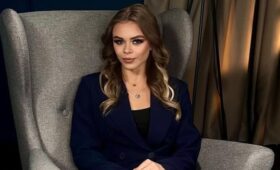 Без юбки: Попова козырнула длинными ногами, накинув пиджак на боди