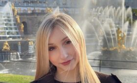 Повзрослевшая Муравьева поделилась красивыми фото на закатном пляже