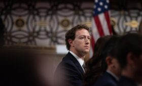 Bloomberg описал, как Цукерберг пытался добиться «взаимности» от Трампа
