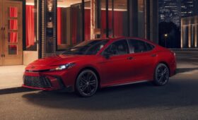 Toyota Camry слегка обновилась и обзавелась «тёмной» спецверсией