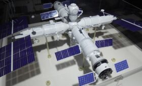 Коммуналка должна закончиться: главный баллистик РКК «Энергия» рассказал о пользе космической станции РОС