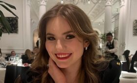 Дарья Усачева оделась во все белое для празднования 19-летия