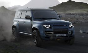 Land Rover освежил Defender: изменения в оптике и новый мультимедийный тачскрин