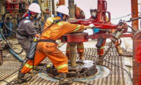 Цена российской нефти Urals упала ниже $50
