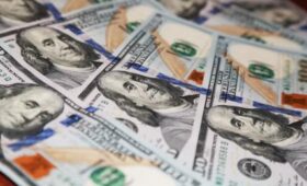 Курс доллара снова опускается на внебиржевых торгах