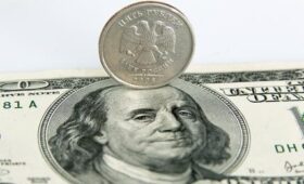 Курс доллара завершает неделю новым падением