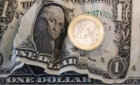 Курс евро следом за долларом упал ниже знаковой отметки