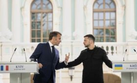 Макрон хотел проснуться в воскресенье героем дня, но Путин не дал ему побыть Наполеоном