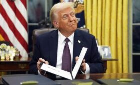 Трамп назвал ЕС сложным партнером и рекомендовал ввести с июня пошлины в 50%