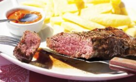Врач назвал три продукта, которые нельзя есть с мясом