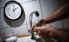 Врач объяснил, на какие болезни может указывать ночная жажда
