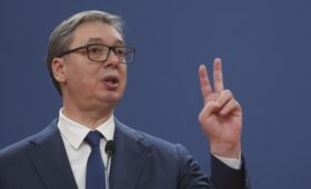 Вучич вышел к протестующим в Белграде и призвал их к миру
