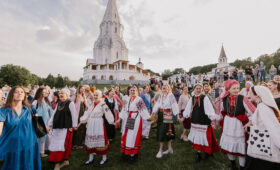 Гнесинцы воссоздали старинный праздник у храма Вознесения Господня в Москве