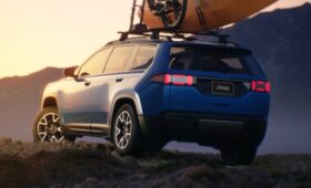 Jeep Cherokee следующего поколения показался на новых официальных снимках