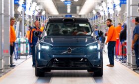 Volvo приостанавливает производство флагманского кроссовера EX90 в США