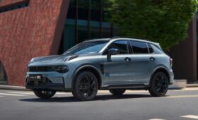 Чисто бензиновый кроссовер Lynk & Co 01 с новым салоном поступил в продажу