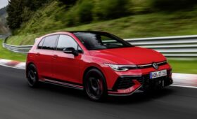 Volkswagen Golf GTI отмечает 50-летие юбилейной версией с форсированным мотором