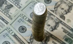 ЦБ установил курс доллара на старте короткой недели