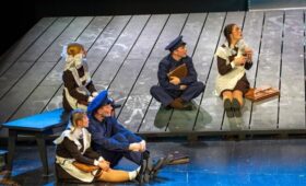 Прощальный танец в подводной лодке: в Мурманске поставили спектакль о родном городе