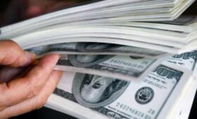 Эксперт оценил, возможен ли еще заложенный в бюджете курс доллара под 100 рублей