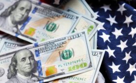 Курс доллара продолжил снижение на внебиржевых торгах