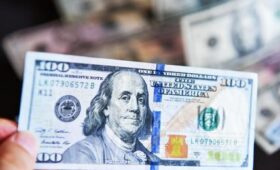 Курс доллара продолжил снижение в июне: эксперт назвал причины